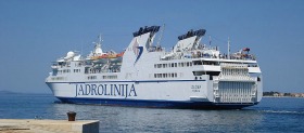 Traghetto in uscita dal porto di Zara