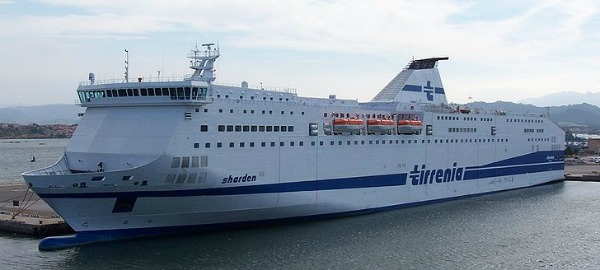 Traghetto Tirrenia Sharden nel porto di Olbia